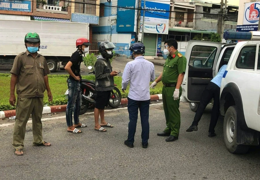 Lực lượng chức năng tại Đồng Nai xử phạt các trường hợp không chấp hành yêu cầu dãn cách xã hội theo chỉ thị 16 của Thủ tướng Chính phủ.