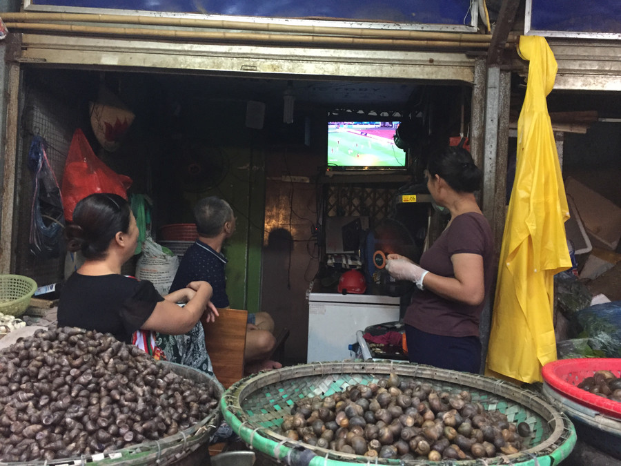 Bán hàng nhưng cũng không thể bỏ trận đấu