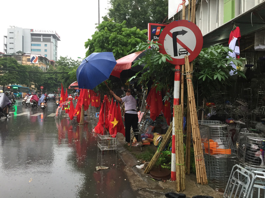 Dọc các tuyến phổ nhiều điểm bán cờ, áo cho cổ động viên