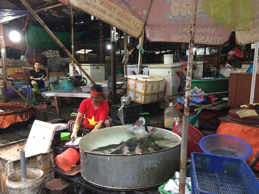 Trang phục bán cá của chị hôm nay thật đặc biệt!