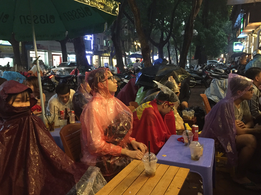 Căng thẳng khi theo dõi từng pha bóng