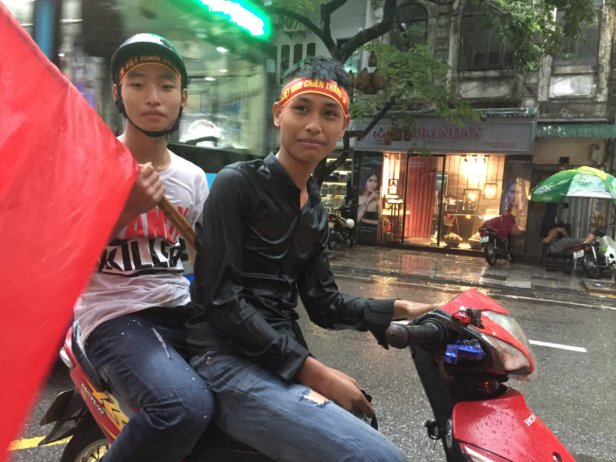 Dù kết quả hôm nay có thế nào thì chúng em vẫn ra đường cổ vũ cho đội bóng nước nhà!