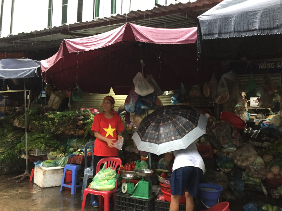 Vừa bán hàng vừa ngóng tỉ số