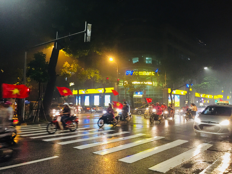 Ngay sau trận đấu kết thúc, những cổ động viên đổ ngay ra đường mặc ngoài trời mưa khá nặng hạt