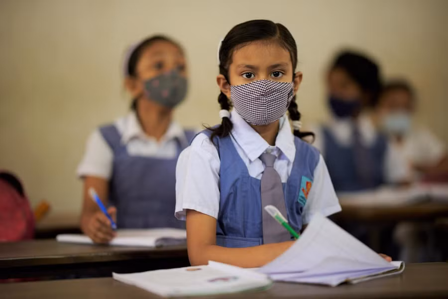 Học sinh trở lại trường sau 18 tháng học trực tuyến. Ảnh: INT.