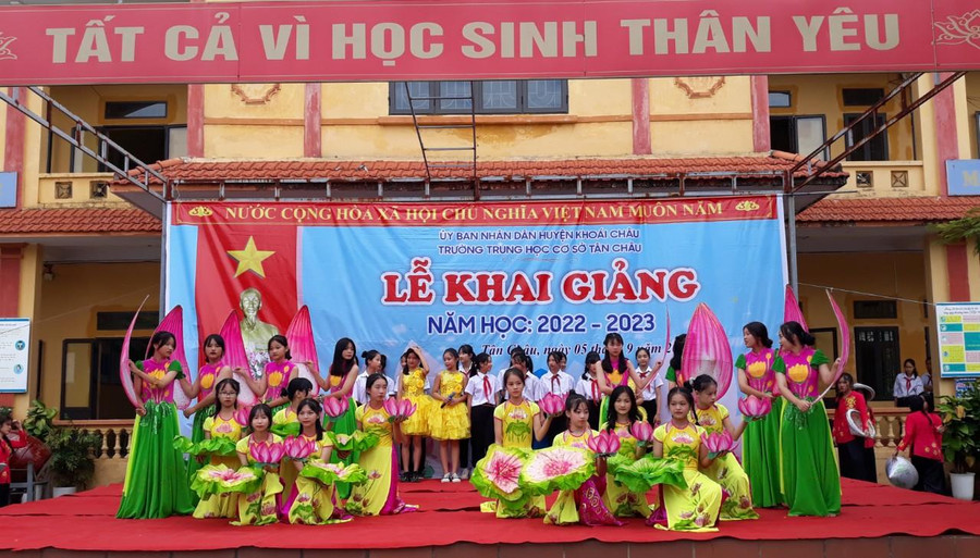 Học sinh Trường THCS Tân Châu, Hưng Yên, khai giảng năm học mới.