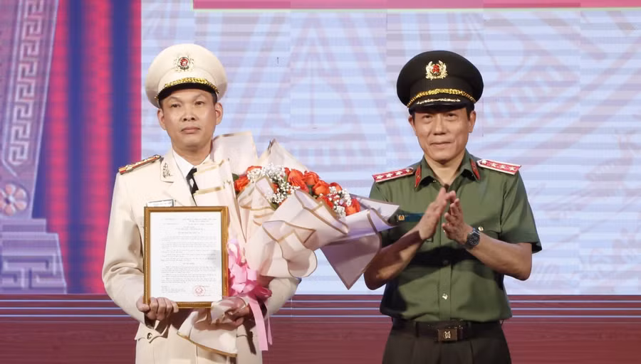 Thượng tướng Lương Tam Quang trao quyết định cho đại tá Tạ Văn Đẹp.