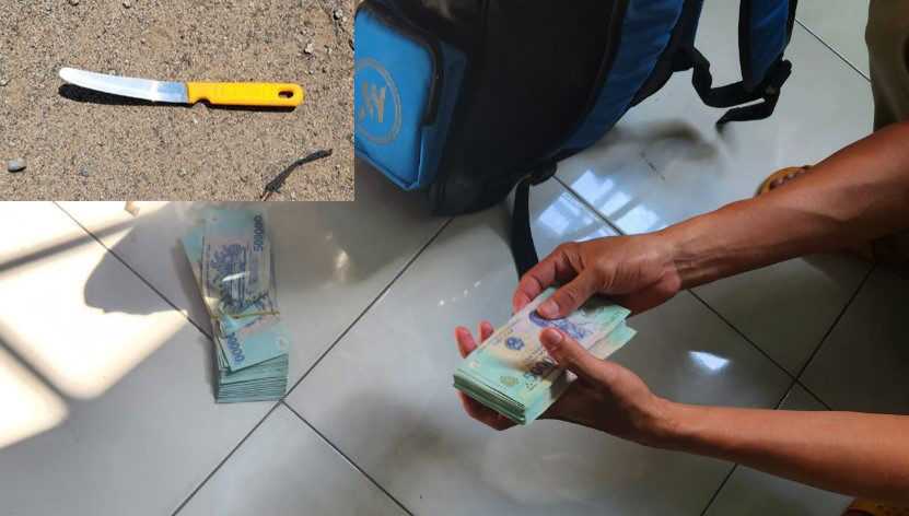 Số tiền cướp được và con dao hai tên cướp dùng để khống chế nữ nhân viên. Số tiền cướp được và con dao hai tên cướp dùng để khống chế nữ nhân viên.