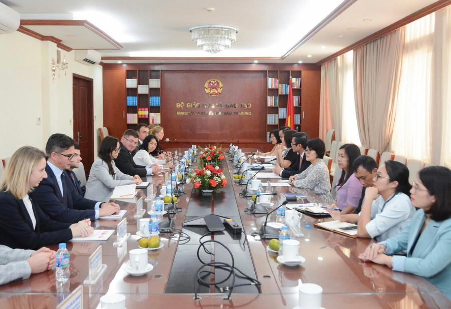 Quang cảnh buổi làm việc. Quang cảnh buổi làm việc.