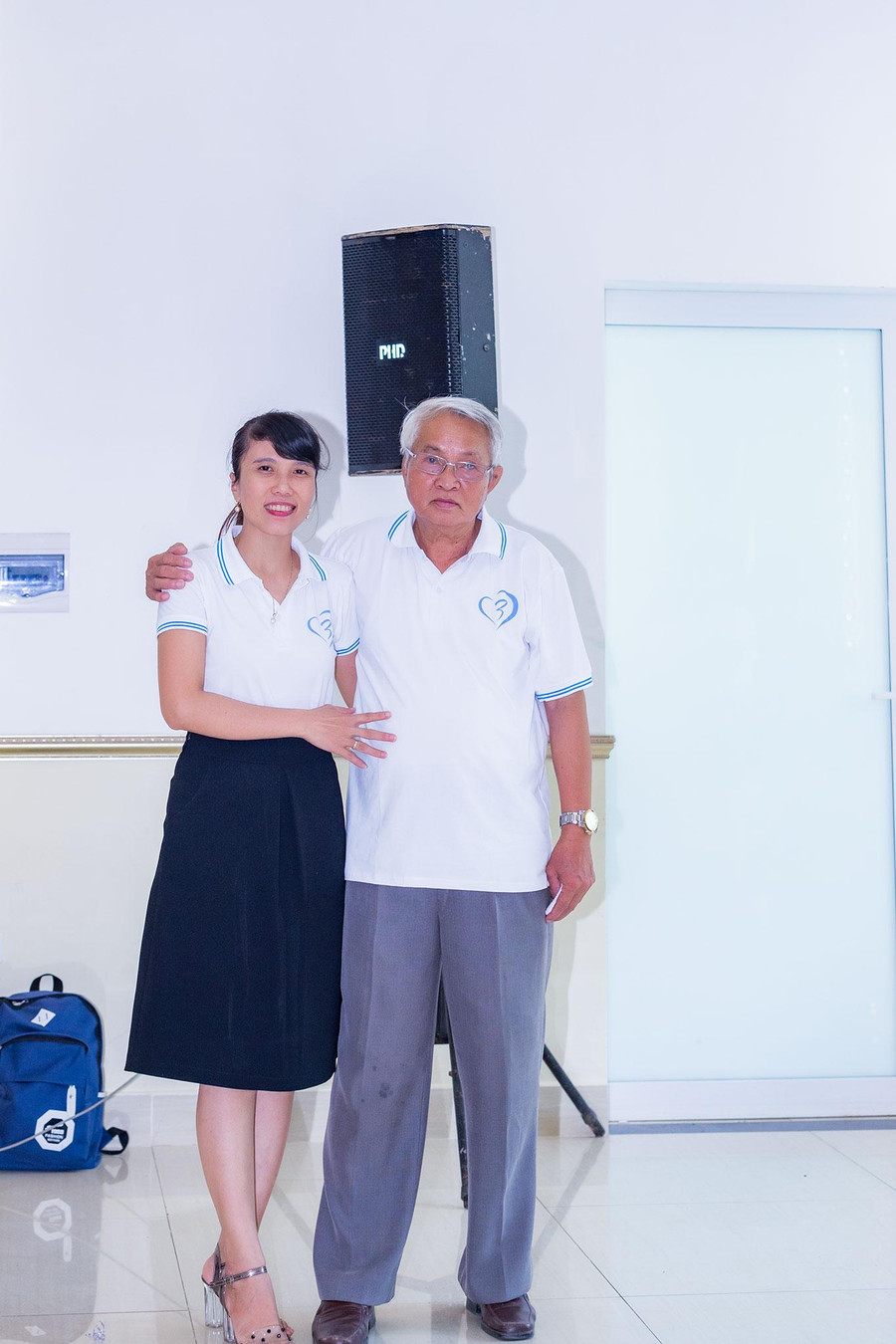 Cô Liên cùng thầy giáo chủ nhiệm cấp 3, thầy Hoàng Đức Vinh (phải). Ảnh: NVCC. Cô Liên cùng thầy giáo chủ nhiệm cấp 3, thầy Hoàng Đức Vinh (phải). Ảnh: NVCC.