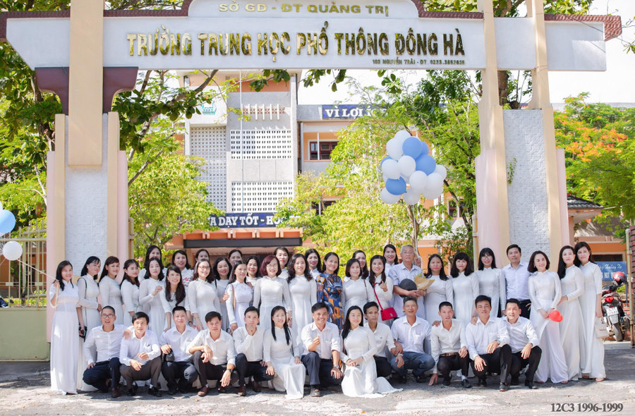 Ảnh chụp kỉ niệm của tập thể lớp 12C3 niên khóa 1996 - 1999 do thầy Hoàng Đức Vinh là giáo viên chủ nhiệm. Ảnh: NVCC. Ảnh chụp kỉ niệm của tập thể lớp 12C3 niên khóa 1996 - 1999 do thầy Hoàng Đức Vinh là giáo viên chủ nhiệm. Ảnh: NVCC.