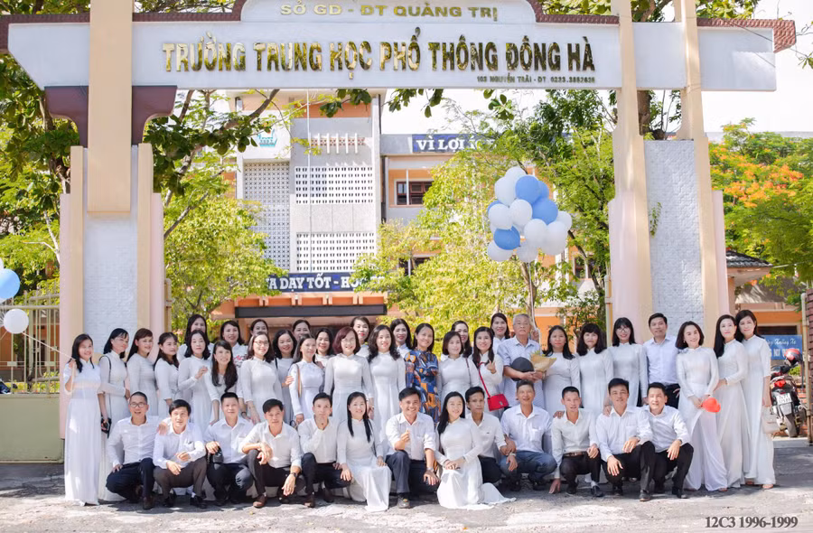 Ảnh chụp kỉ niệm của tập thể lớp 12C3 niên khóa 1996 - 1999 do thầy Hoàng Đức Vinh là giáo viên chủ nhiệm. Ảnh: NVCC.