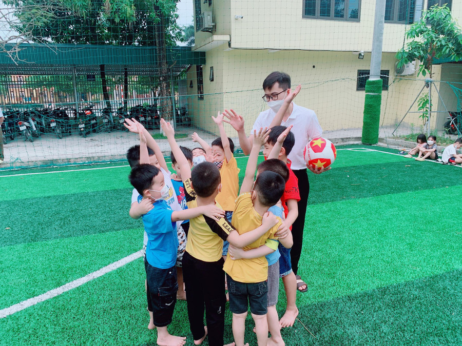 Thầy Dũng tổ chức hoạt động thể thao cho học sinh nhà trường. Ảnh: NVCC. Thầy Dũng tổ chức hoạt động thể thao cho học sinh nhà trường. Ảnh: NVCC.