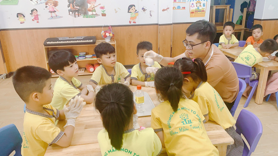 Một tiết học trong lớp của thầy Dũng tại Trường Mầm non Tô Hiệu, Hưng Yên. Một tiết học trong lớp của thầy Dũng tại Trường Mầm non Tô Hiệu, Hưng Yên.