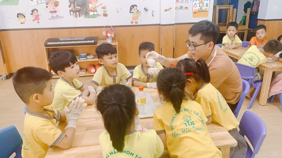 Một tiết học trong lớp của thầy Dũng tại Trường Mầm non Tô Hiệu, Hưng Yên. Một tiết học trong lớp của thầy Dũng tại Trường Mầm non Tô Hiệu, Hưng Yên.