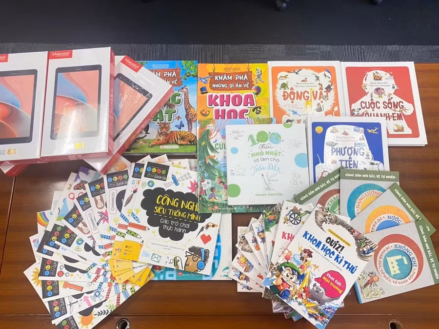 Panasonic Việt Nam trao tặng sách và thiết bị học tập cho các trường học Việt Nam.