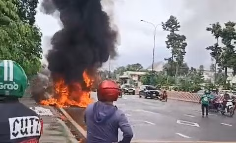 Đầu chiếc xe container bốc cháy dữ dội.