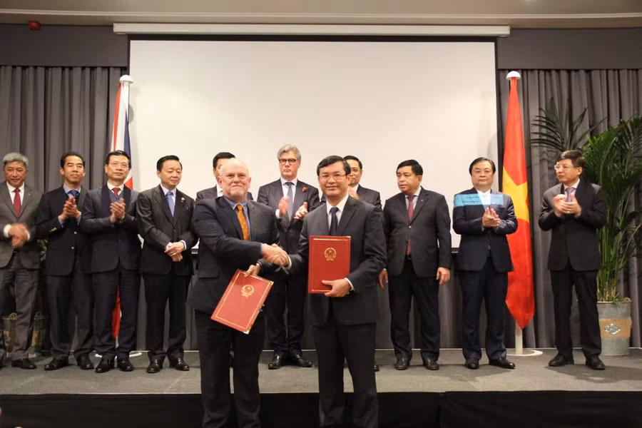 Thứ trưởng Bộ GD&amp;ĐT Nguyễn Văn Phúc và Tổng giám đốc Hội đồng Anh Charlie Walker tại Lễ ký Bản ghi nhớ về Hợp tác giáo dục giữa Bộ GD&amp;ĐT Việt Nam và Hội đồng Anh.