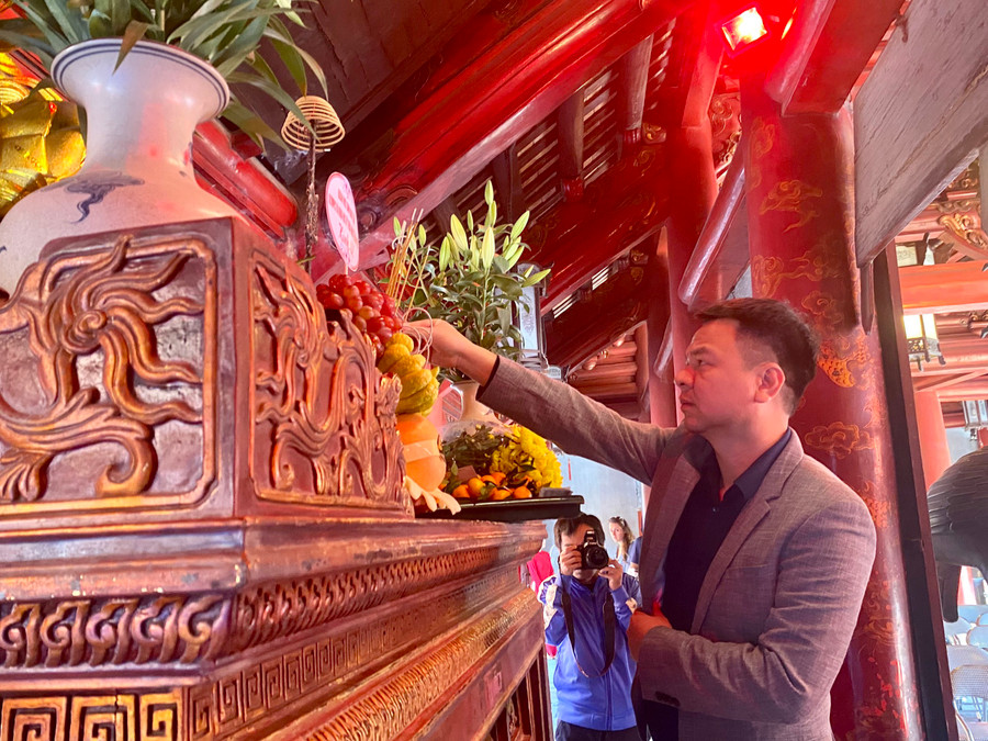 Nhà báo Triệu Ngọc Lâm, Tổng Biên tập báo Giáo dục và Thời đại, dâng hương tại Văn Miếu - Quốc Tử Giám.