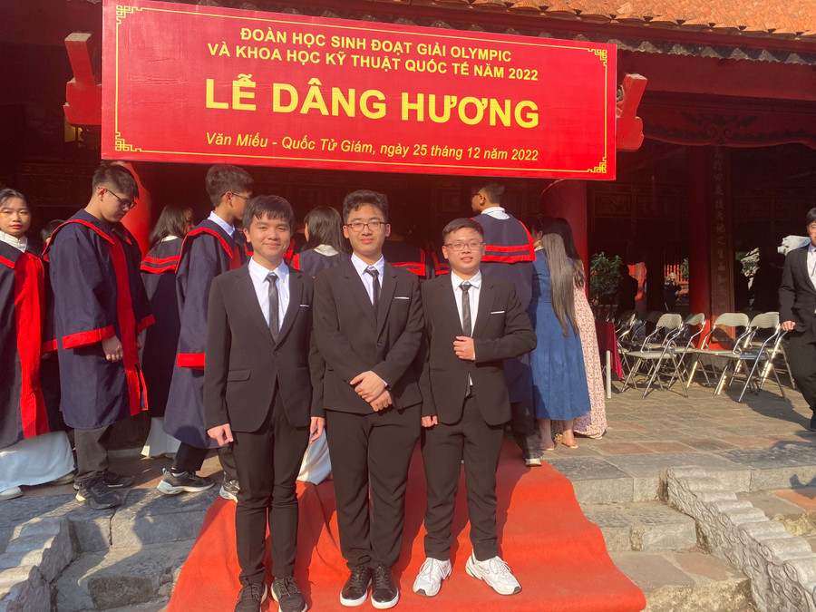 Nhóm học sinh của đoàn Olympic Vật lý quốc tế 2022 chụp ảnh lưu niệm tại buổi lễ dâng hương.