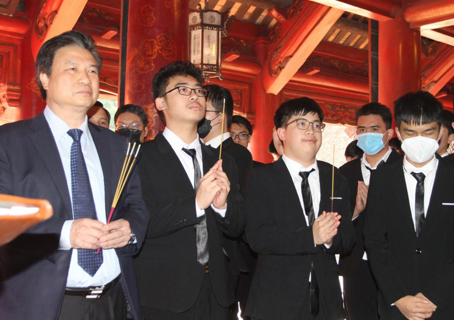 Thứ trưởng Bộ GD&amp;ĐT Nguyễn Hữu Độ cùng đại diện học sinh đoạt giải Olympic và Khoa học kỹ thuật quốc tế năm 2022 dâng hương tưởng nhớ các vị tiền nhân của dân tộc và nghe giới thiệu về lịch sử di tích Văn Miếu - Quốc Tử Giám.
