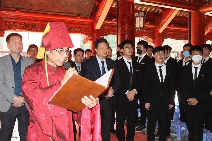 Lễ dâng hương tại Văn Miếu - Quốc Tử Giám vào chiều 25/12. Năm 2022, Bộ GD&amp;ĐT cử 7 đoàn học sinh giỏi Việt Nam với 38 lượt học sinh tham gia gồm 1 đoàn Tin học tham dự Olympic khu vực Châu Á - Thái Bình Dương, 1 đoàn Vật lí tham dự Olympic khu vực châu Á và 5 đoàn tham dự Olympic quốc tế là Toán, Hóa học, Sinh học, Vật lí và Tin học. Tổng kết thành tích của các đoàn tất cả các thí sinh dự thi đều đạt giải, gồm 13 Huy chương Vàng; 12 Huy chương Bạc, 8 Huy chương Đồng và 5 bằng khen.