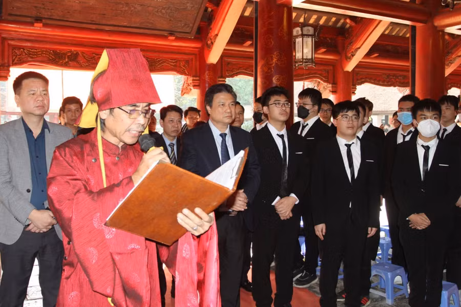 Lễ dâng hương tại Văn Miếu - Quốc Tử Giám vào chiều 25/12. Năm 2022, Bộ GD&amp;ĐT cử 7 đoàn học sinh giỏi Việt Nam với 38 lượt học sinh tham gia gồm 1 đoàn Tin học tham dự Olympic khu vực Châu Á - Thái Bình Dương, 1 đoàn Vật lí tham dự Olympic khu vực châu Á và 5 đoàn tham dự Olympic quốc tế là Toán, Hóa học, Sinh học, Vật lí và Tin học. Tổng kết thành tích của các đoàn tất cả các thí sinh dự thi đều đạt giải, gồm 13 Huy chương Vàng; 12 Huy chương Bạc, 8 Huy chương Đồng và 5 bằng khen.