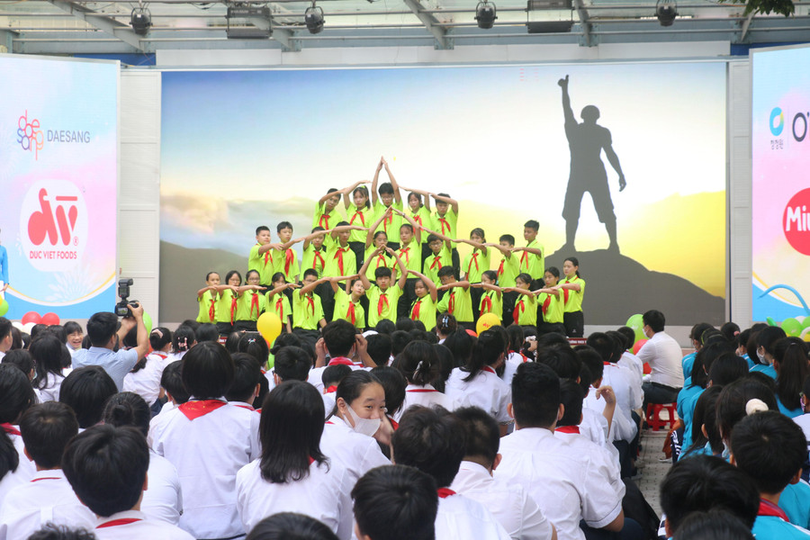 Tiết mục biểu diễn nghệ thuật của học sinh Trường THCS Thăng Long, Hà Nội.