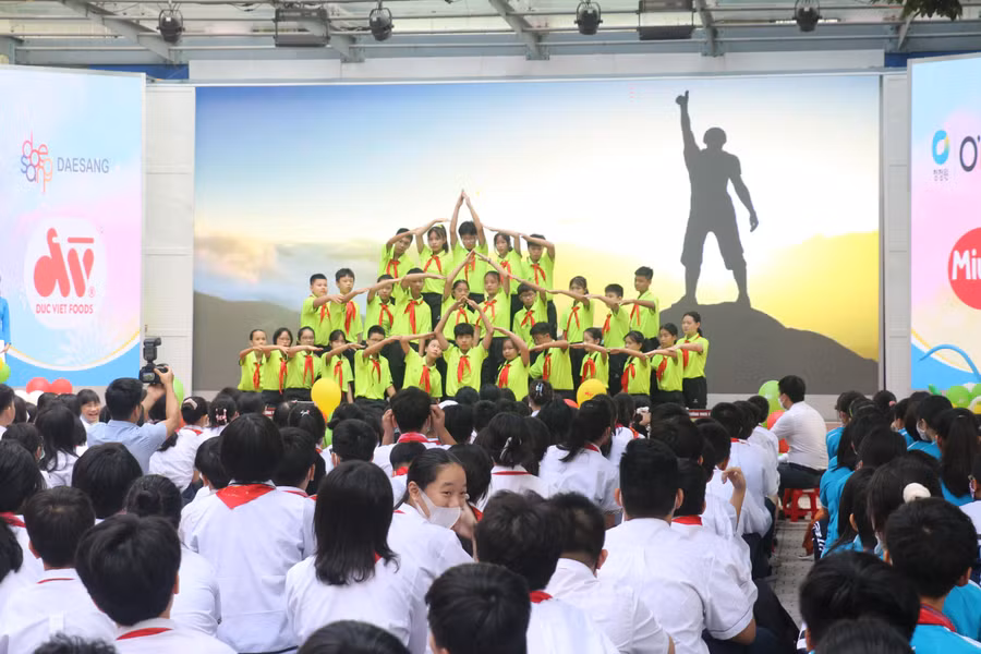 Tiết mục biểu diễn nghệ thuật của học sinh Trường THCS Thăng Long, Hà Nội.