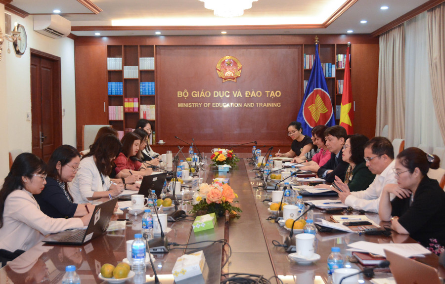 Quang cảnh buổi làm việc. Quang cảnh buổi làm việc.