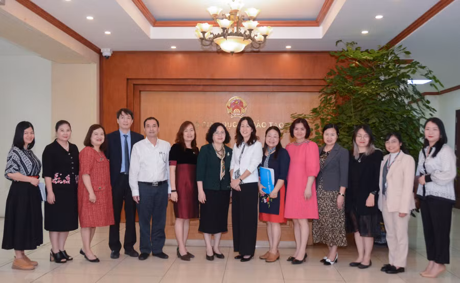 Các đại biểu chụp hình lưu niệm.