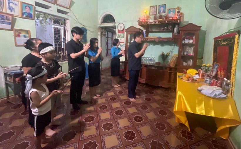 Cán bộ Công đoàn Giáo dục Việt Nam thắp hương, kính viếng cô giáo Mai Thị Yến.