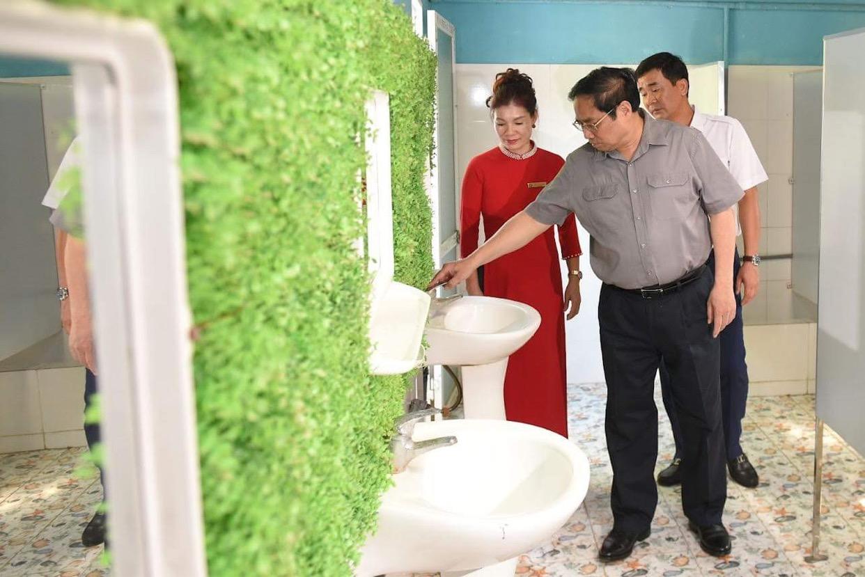 Khu vệ sinh trường học được nhà trường quan tâm đầu tư xanh sạch.