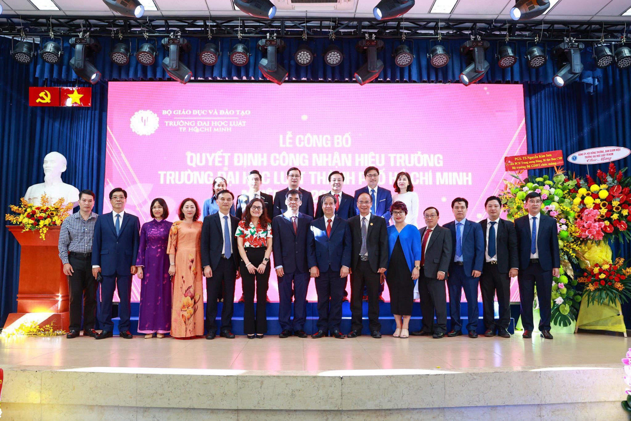 Bộ trưởng Nguyễn Kim Sơn chụp ảnh lưu niệm cùng tập thể lãnh đạo, cán bộ quản lý của Trường Đại học Luật TPHCM. Ảnh: Mạnh Tùng Bộ trưởng Nguyễn Kim Sơn chụp ảnh lưu niệm cùng tập thể lãnh đạo, cán bộ quản lý của Trường Đại học Luật TPHCM. Ảnh: Mạnh Tùng