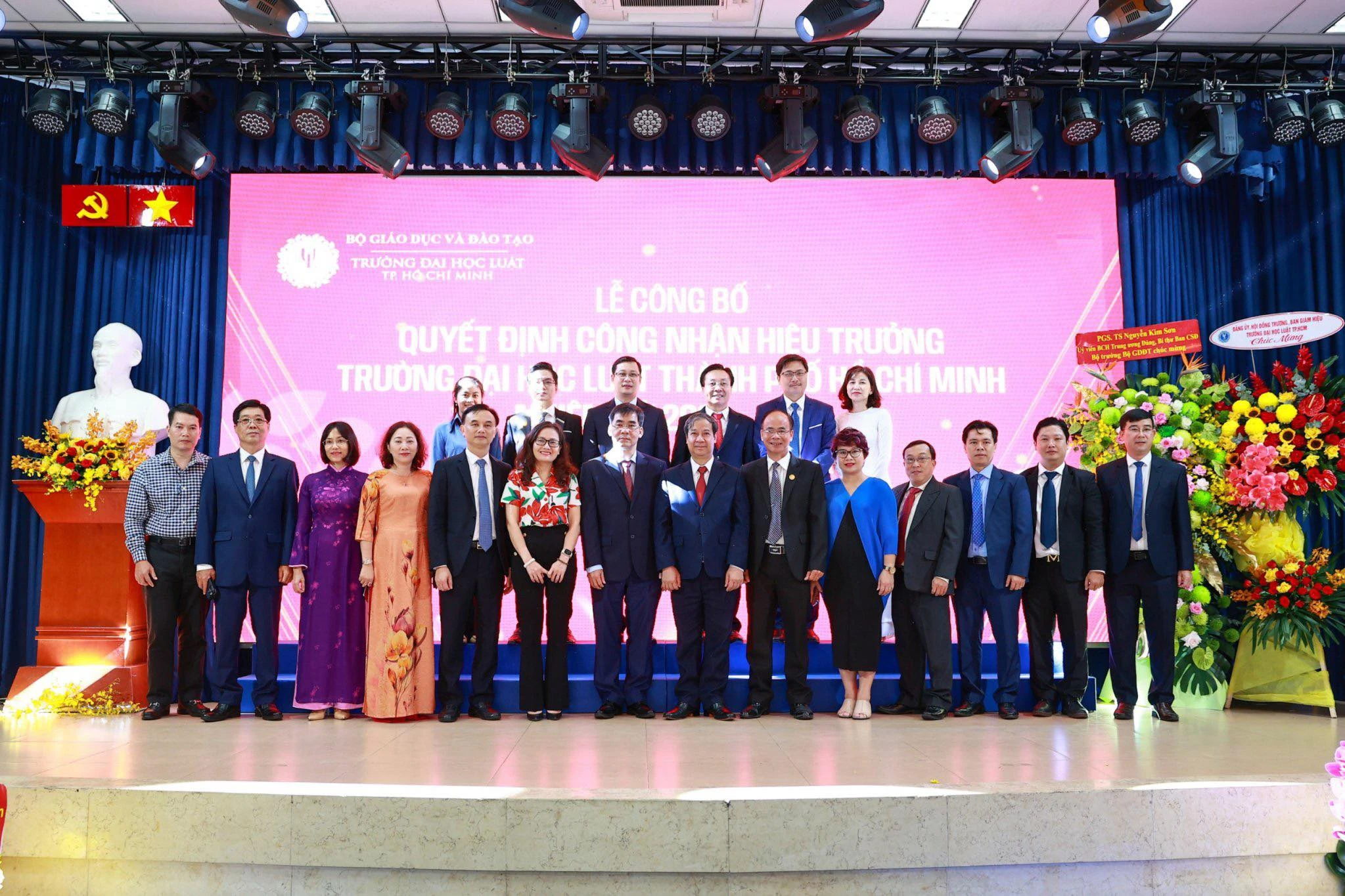 Bộ trưởng Nguyễn Kim Sơn chụp ảnh lưu niệm cùng tập thể lãnh đạo, cán bộ quản lý của Trường Đại học Luật TPHCM. Ảnh: Mạnh Tùng