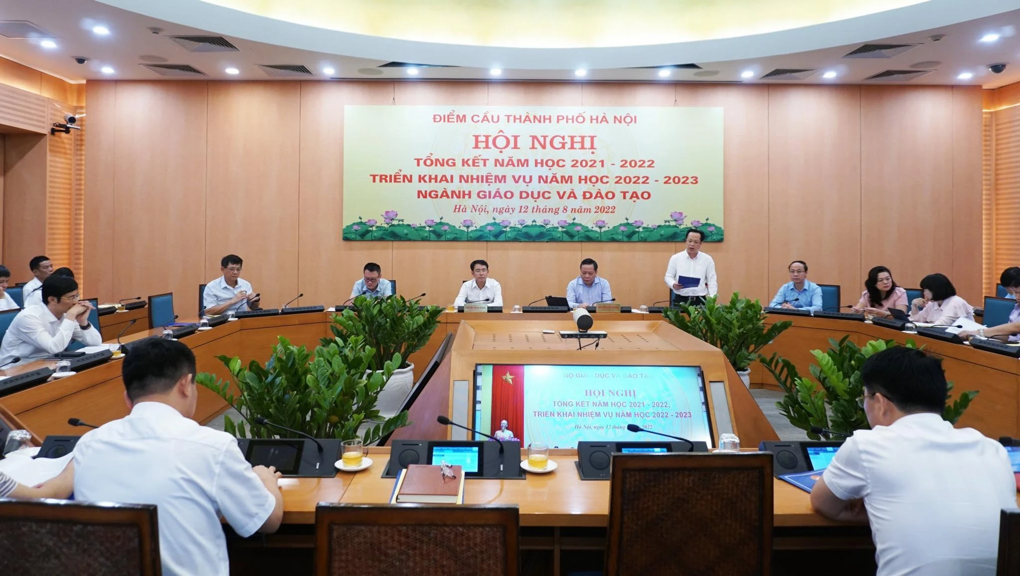 Ông Trần Thế Cương - Giám đốc Sở GD&amp;ĐT Hà Nội báo cáo tham luận.