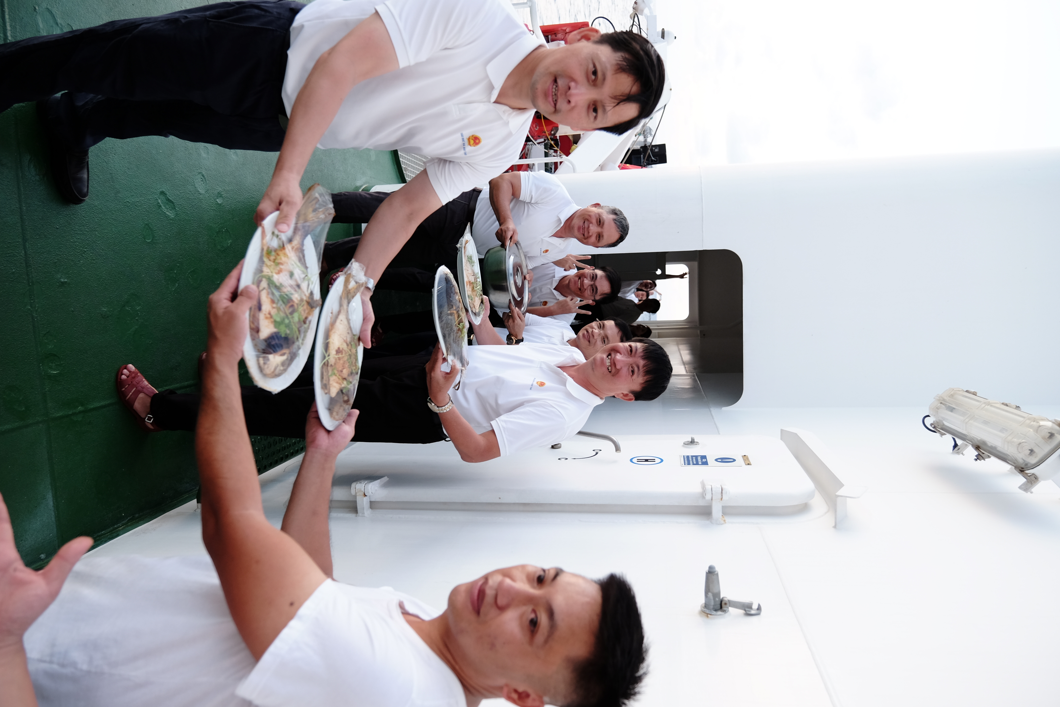 Thành viên của đoàn công tác tham gia hỗ trợ cán bộ chiến sĩ trên tàu trong sinh hoạt.