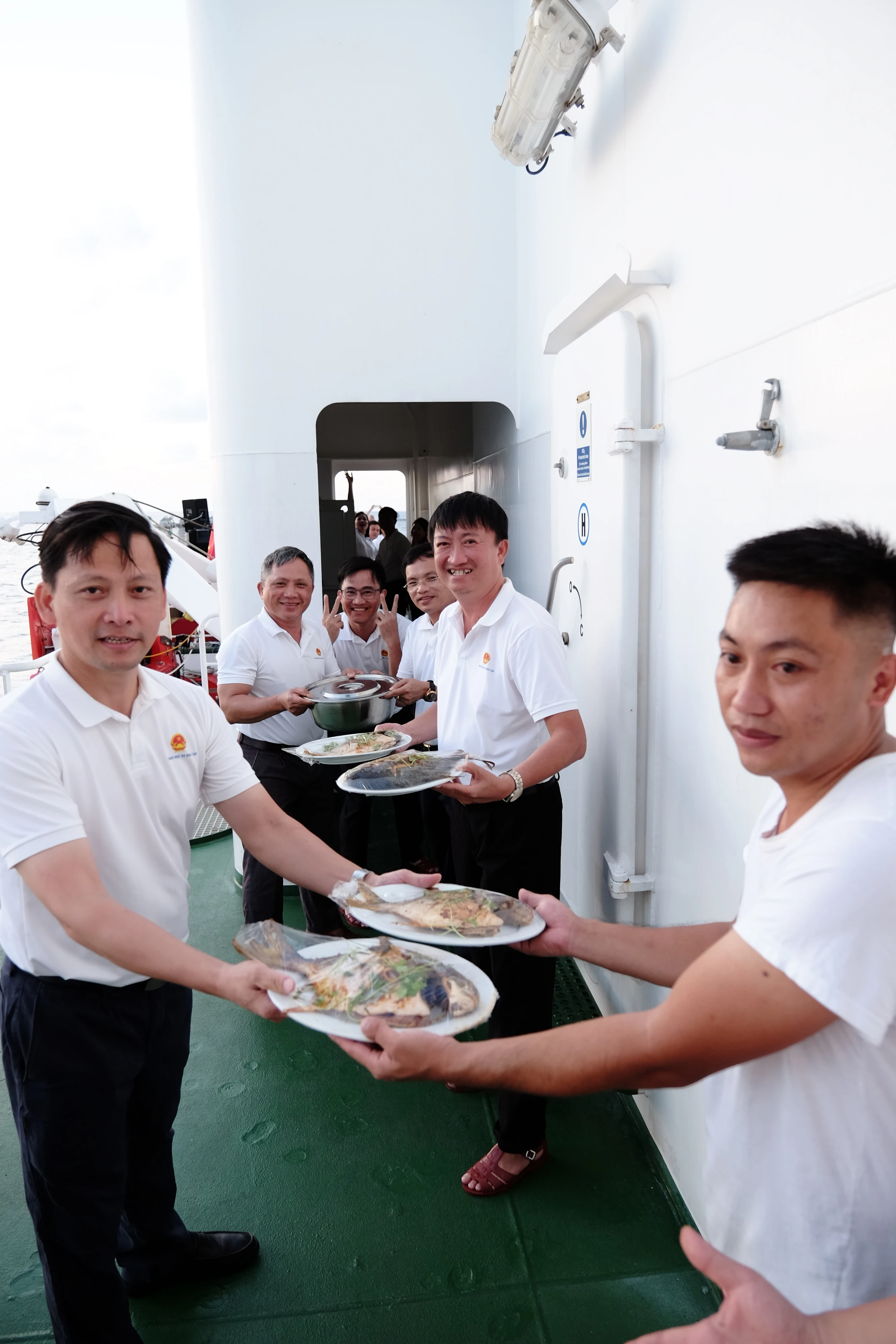 Thành viên của đoàn công tác tham gia hỗ trợ cán bộ chiến sĩ trên tàu trong sinh hoạt.