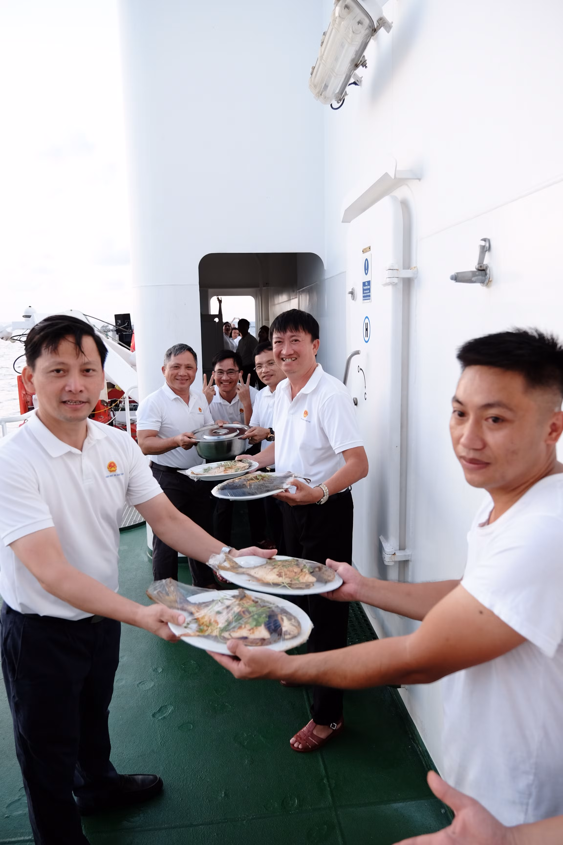 Thành viên của đoàn công tác tham gia hỗ trợ cán bộ chiến sĩ trên tàu trong sinh hoạt. Thành viên của đoàn công tác tham gia hỗ trợ cán bộ chiến sĩ trên tàu trong sinh hoạt.