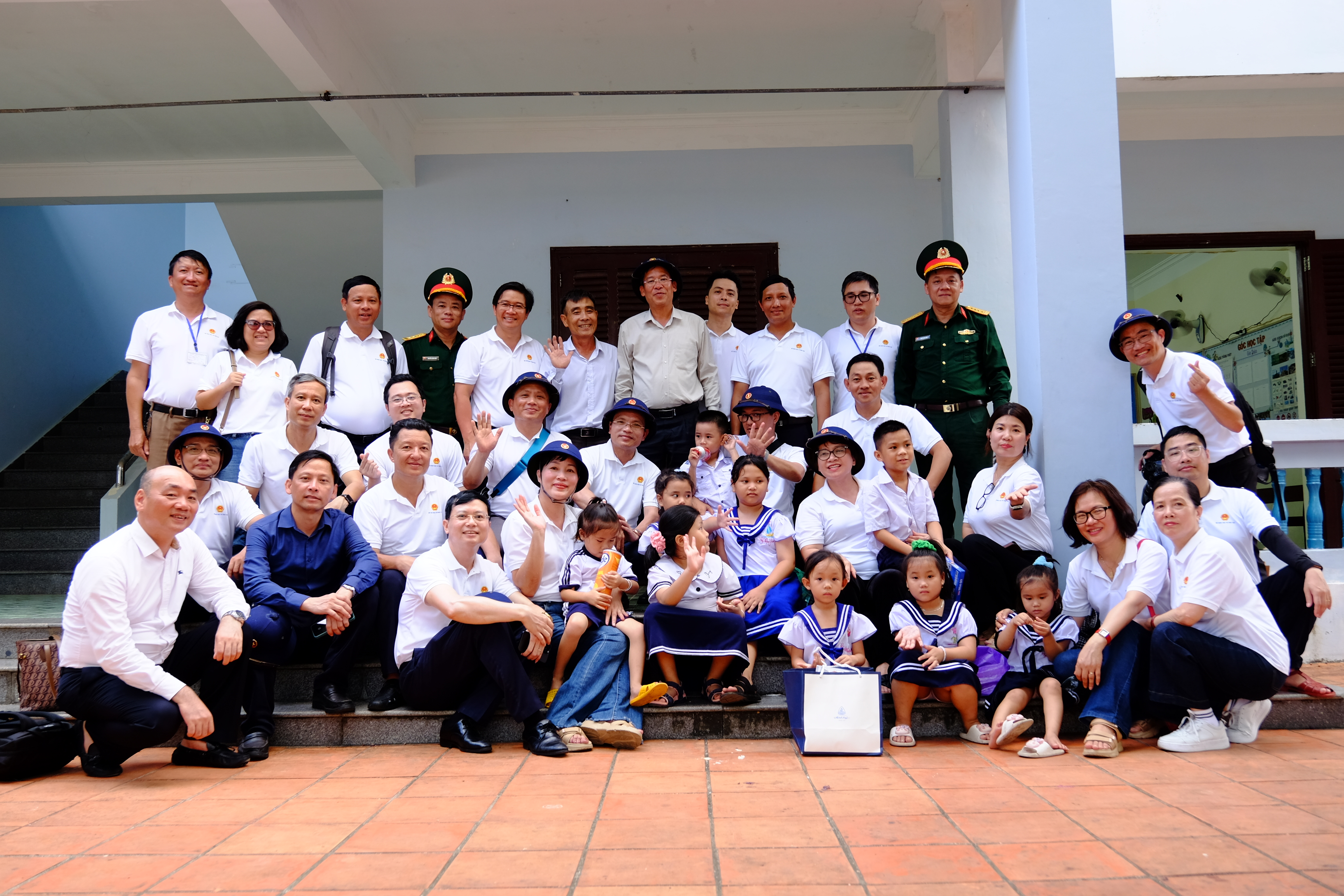 Đoàn công tác chụp ảnh chung cùng thầy và trò Trường tiểu học Thị trấn Trường Sa.