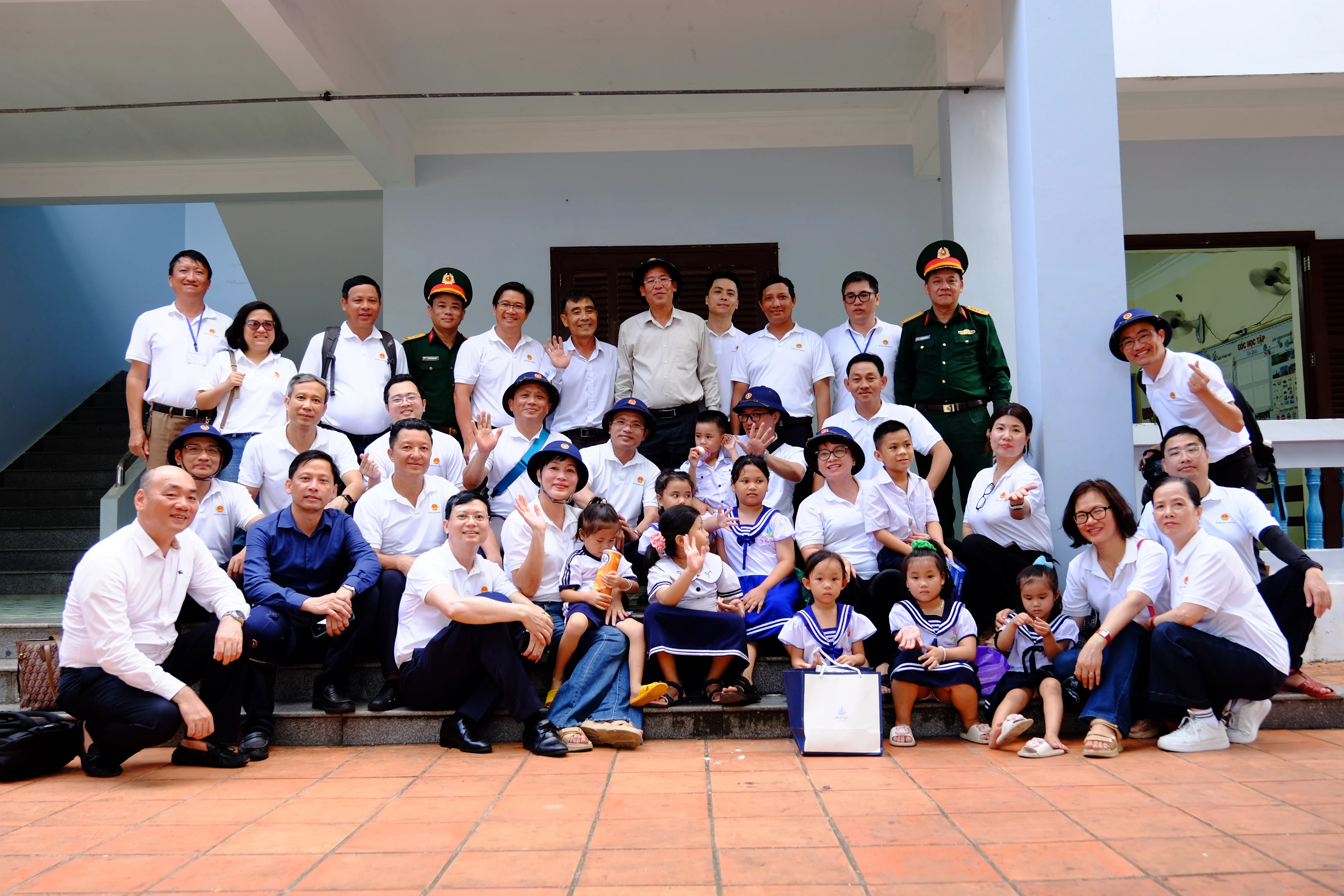 Đoàn công tác chụp ảnh chung cùng thầy và trò Trường tiểu học Thị trấn Trường Sa.