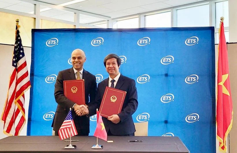Bộ trưởng Nguyễn Kim Sơn và ông Amit Sevak - Chủ tịch kiêm Tổng Giám đốc ETS trao đổi biên bản MOU.