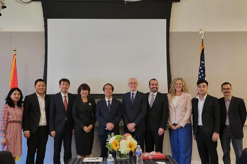 Đoàn công tác Bộ GD&amp;ĐT và đại diện tổ chức Britannica Education.