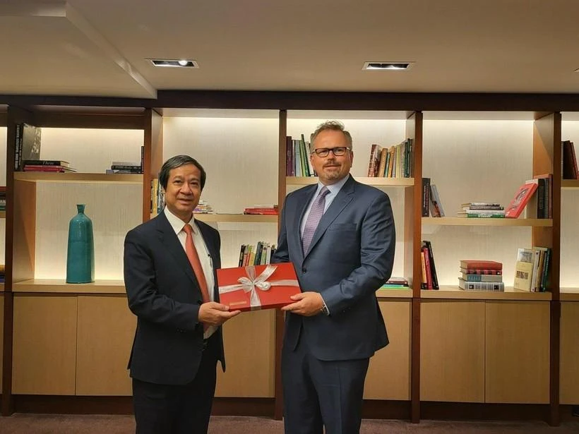 Bộ trưởng Bộ GD&amp;ĐT Nguyễn Kim Sơn và đại diện Tập đoàn Certiport trao tặng quà lưu niệm nhân buổi làm việc.