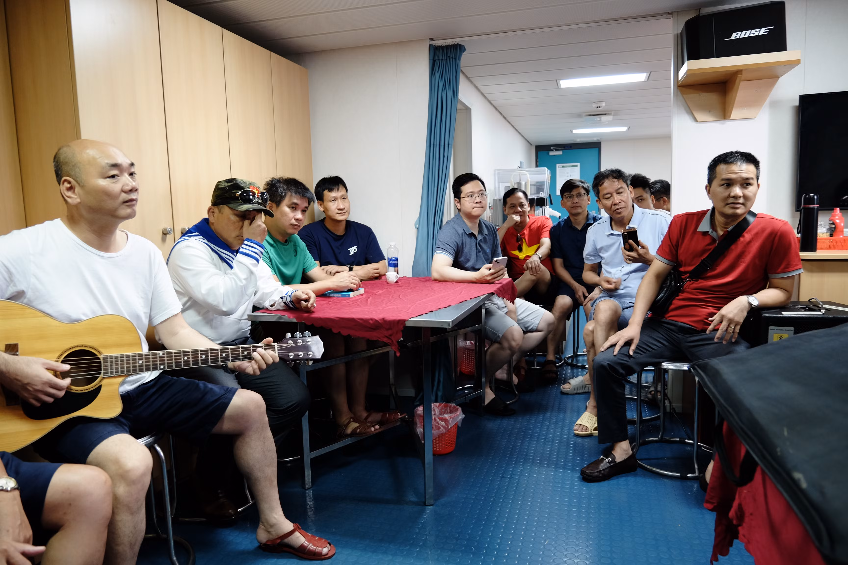 Thành viên của đoàn tích cực luyện tập văn nghệ trong thời gian hành trình trên biển. Thành viên của đoàn tích cực luyện tập văn nghệ trong thời gian hành trình trên biển.