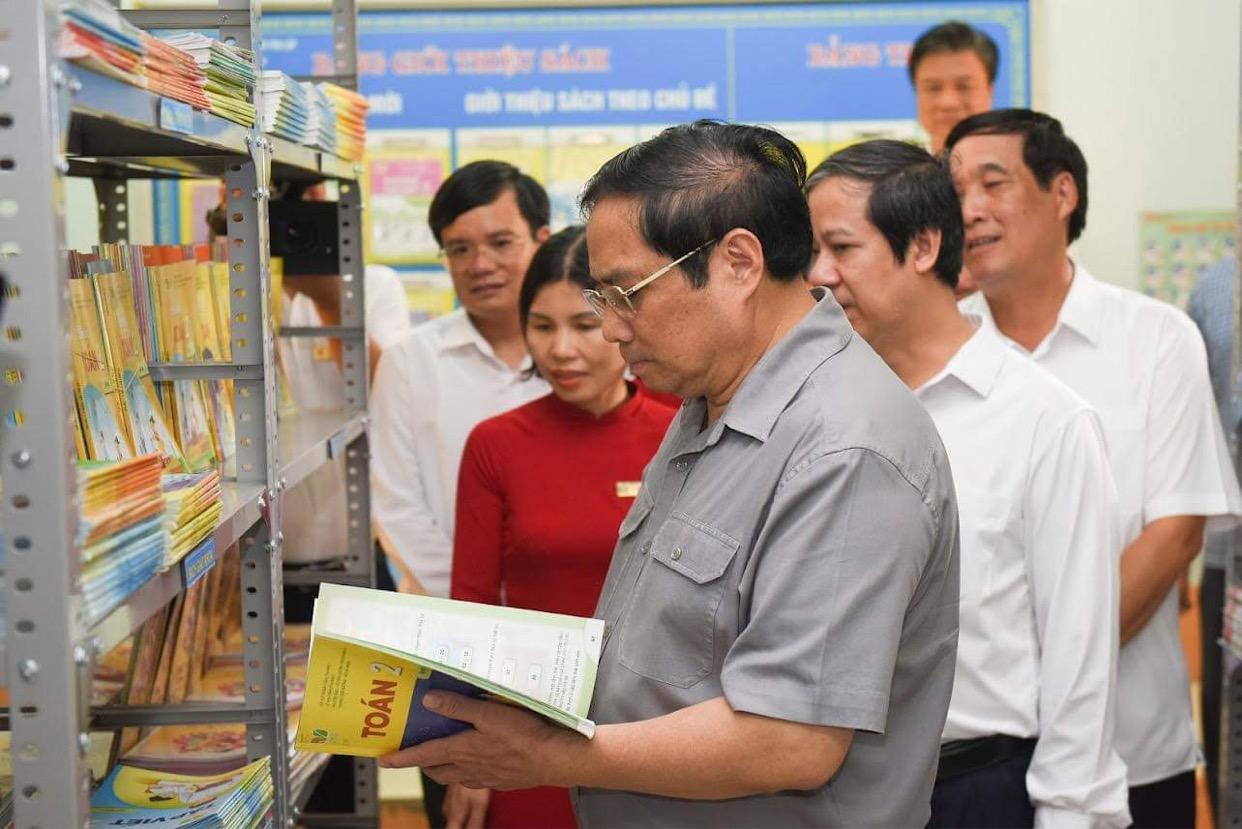 Thủ tướng thăm thư viện nhà trường,
