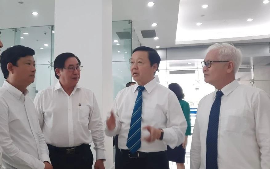 Các đại biểu trao đổi bên lề hội nghị.