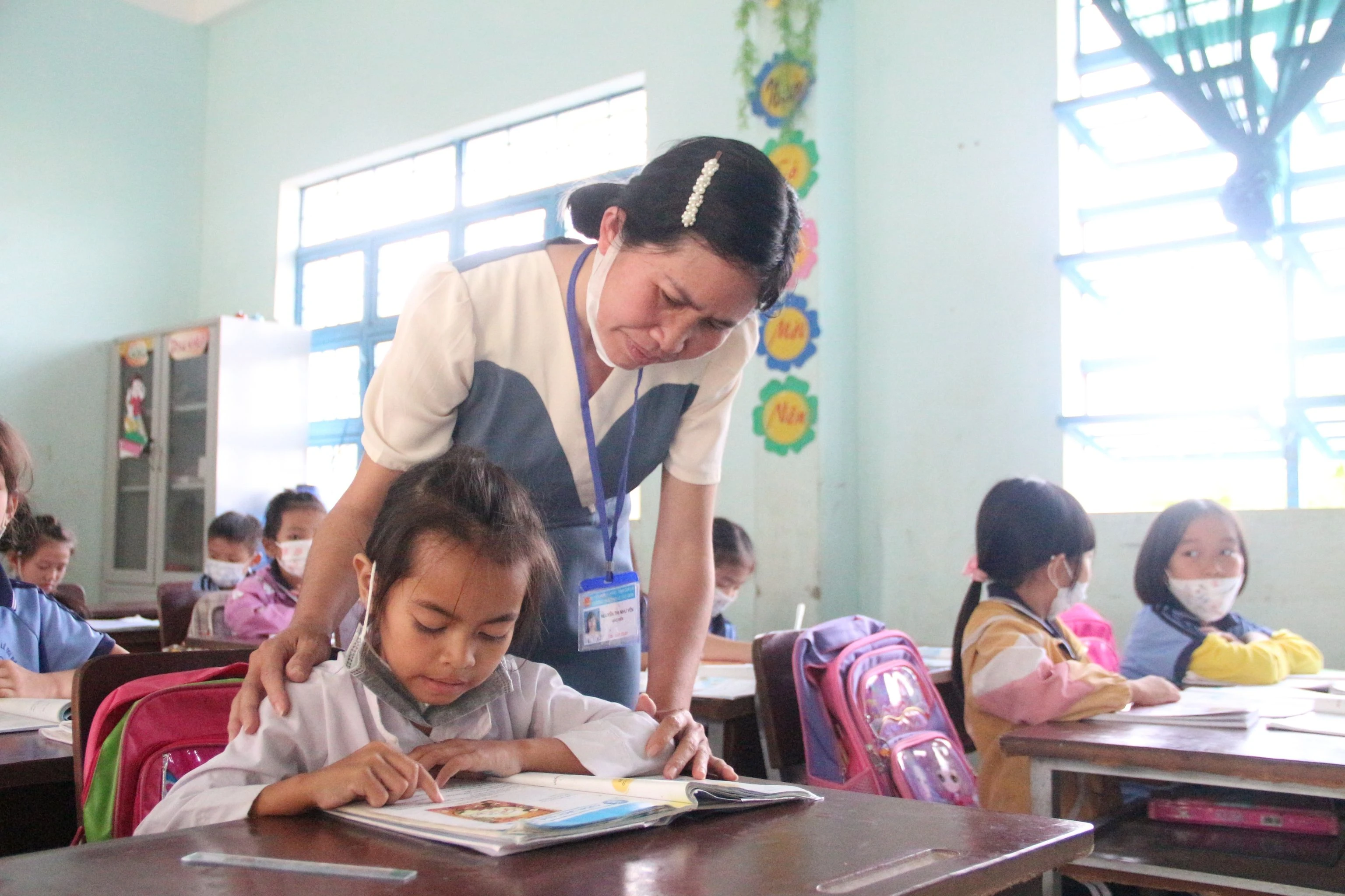 Giáo viên và học sinh Trường Tiểu học – THCS Lê Quý Đôn (huyện Kông Chro, tỉnh Gia Lai).