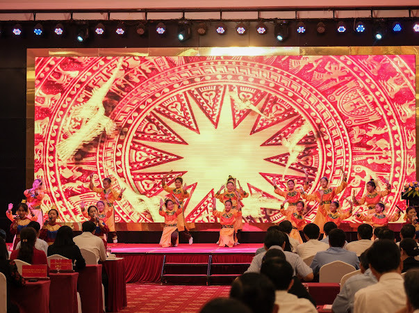 Chương trình văn nghệ chào mừng. Chương trình văn nghệ chào mừng.