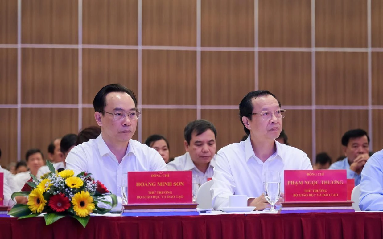 Thứ trưởng Phạm Ngọc Thưởng (phải); Thứ trưởng Hoàng Minh Sơn (trái) dự Hội nghị.